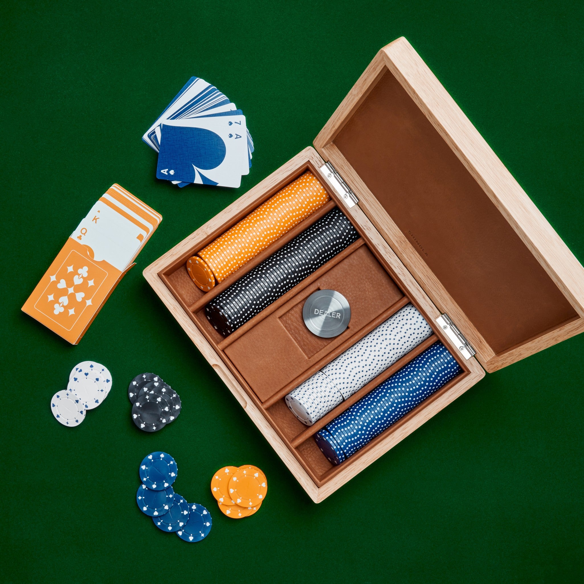 Lacquered Wood Poker Set - Cream / Blue - Image 9